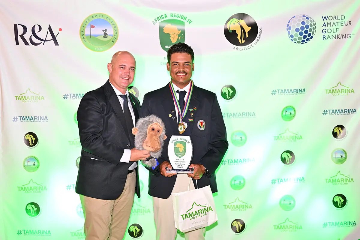 Remise du troph&eacute;e Africa Region IV